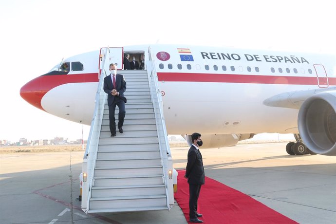 Archivo - El Rey Felipe VI, llega al aeropuerto internacional El Alto para asistir a la toma de posesión del nuevo presidente Boliviano, Luis Arce, en La Paz (Bolivia), a 8 de noviembre de 2020.