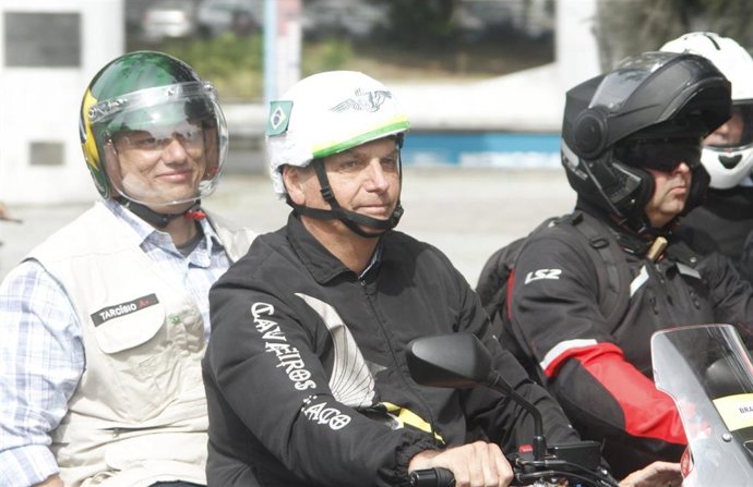 Bolsonaro lidera sin mascarilla una multitudinaria caravana de motos en Río de Janeiro