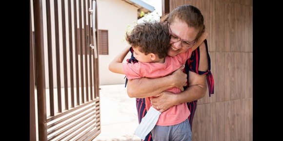 3. ¿Pueden los niños abrazar a los abuelos vacunados?