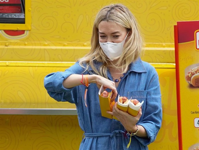 Marta Ortega, con un favorecedor look total denim, comprando perritos calientes en la hípica