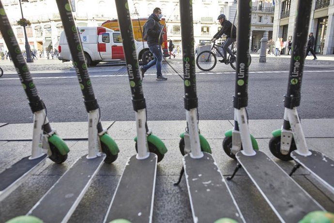 Archivo - Varios patinetes eléctricos estacionados en el centro de Madrid (España),