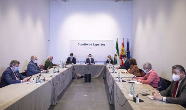 El presidente de la Junta de Andalucía, Juanma Moreno (c), en la reunión del Consejo Asesor de Alertas de Salud Pública de Alto Impacto (Comité de Expertos), el pasado 17 de marzo de 2021. (Foto de archivo).