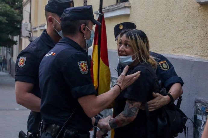 Archivo - Detención de la líder de Hogar Social Madrid, Melisa Domínguez, durante las protestas contra la gestión del Gobierno ante la pandemia en la sede del PSOE de Ferraz el 22 de mayo de 2020.