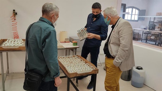 El conseller de Promoción Económica y Desarrollo Local del Consell de Mallorca, Jaume Alzamora, y el alcalde de Manacor, Miquel Oliver, durante su visita a Madreperla.