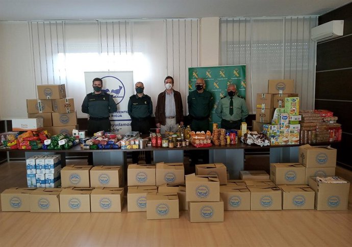 Entrega de alimentos del Banco de Alimentos por parte de la Guardia Civil