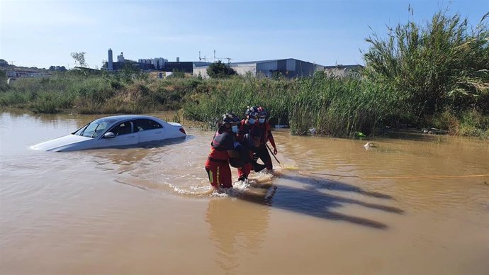 Bomberos del CEIS rescatan a un hombre que había quedado atrapado en su vehículo en una rambla anegada de Molina de Segura