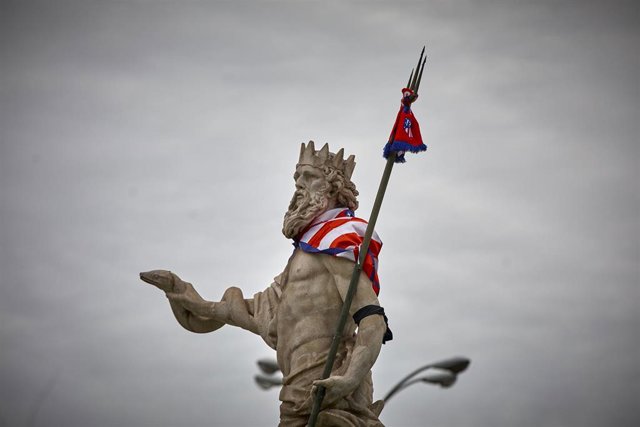 La estatua de la fuente de Neptuno, con una bufanda del Atlético de Madrid, a 23 de mayo de 2021, en Madrid (España). Esta bufanda en la estatua de Neptuno es resultado de las celebraciones, durante la noche de este sábado, por la victoria del club rojibl