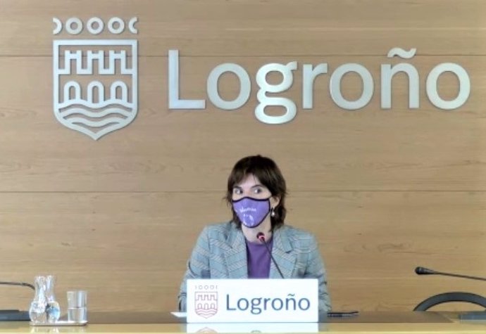 La concejala de Igualdad, Eva Tobías, presenta el II Ciclo 'Mujeres en el cine' que programa el Ayuntamiento de Logroño.