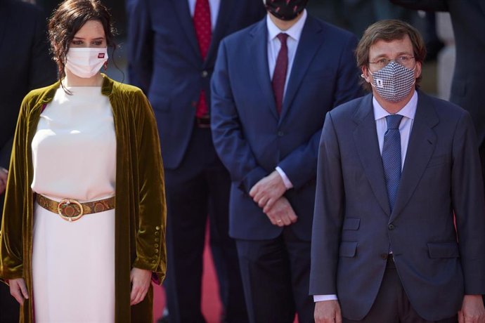 La presidenta de la Comunidad de Madrid, Isabel Díaz Ayuso (i), y el alcalde de Madrid, José Luis Martínez-Almeida (d).