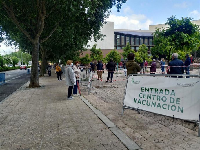 Cola en el centro de vacunación de Cáceres, situado en el Palacio de Congresos