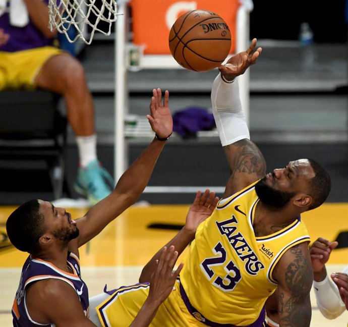 Archivo - 02 March 2021, US, Los Angeles: Los Angeles Lakers player LeBron James (R) attempts a shot, next to Phoenix Suns player Mikal Bridges during the US NBA basketball match between Los Angeles Lakers and Phoenix Suns at the Staples Center. Photo: 