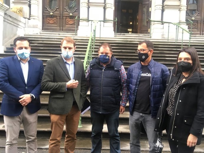 El portavoz de Foro en la Junta General, Adrián Pumares, con representantes de la plantilla de CaixaBank en Asturias