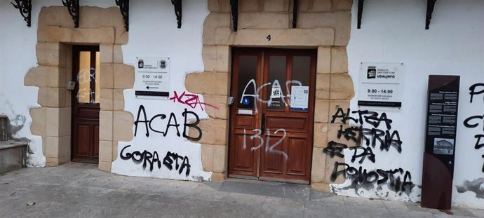 Pintadas en la tenencia de alcaldía de Altza, en San Sebastián