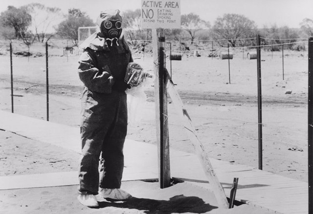 Técnico nuclear durante las pruebas en el campo de Maralinga