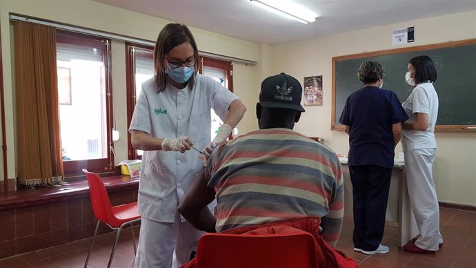 Un trabajador se vacuna contra la COVID-19 en Caspe.