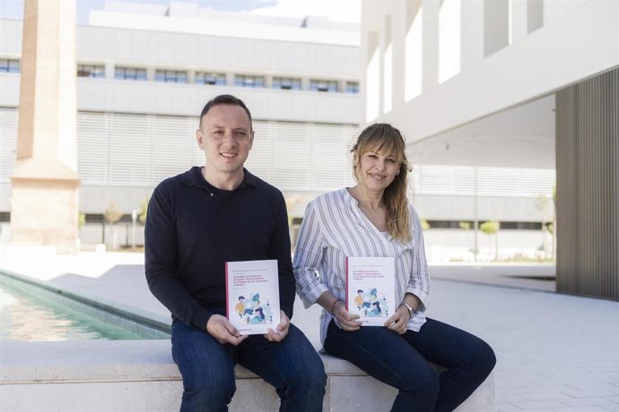 Los profesores de los Grados en Educación de la CEU UCH Enrique Cerezo y Rosa García Bellido, autores de "Investigar en Ciencias Sociales"