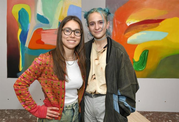 Las artistas Intza Arakistain y Sara Ayesa en la sala de exposiciones de las Juntas de Bizkaia en Bilbao