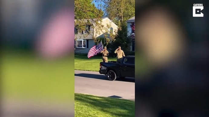 Varios vecinos se organizan para sorprender a un veterano de guerra con un desfile por su 100 cumpleaños