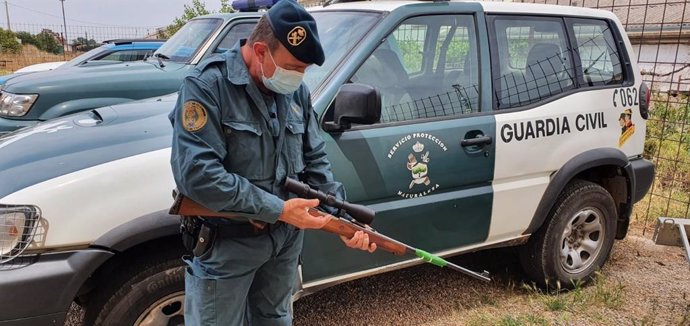 La Guardia Civil interviene un rifle a un cazador que conducía con el arma cargada.