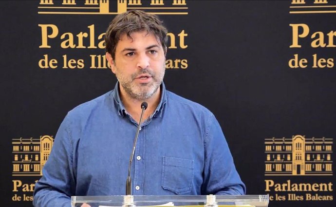 El portavoz adjunto de MÉS per Mallorca en el Parlament, Josep Ferr, en una rueda de prensa.