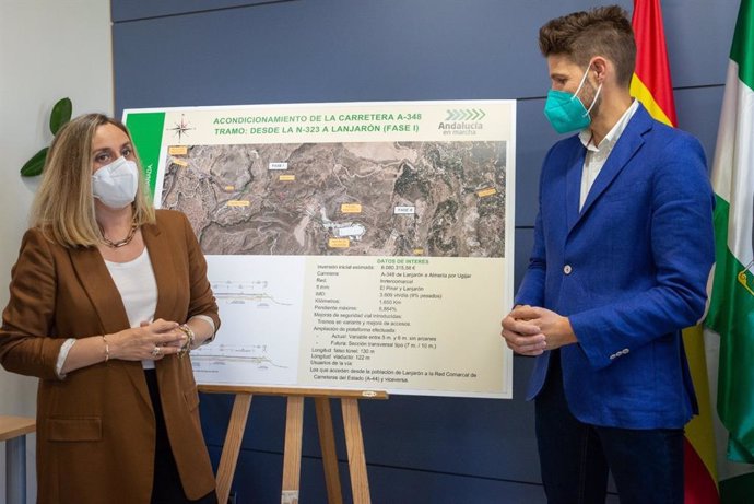 La consejera de Fomento, Marifrán Carazo, se ha reunido con el alcalde de Lanjarón, Eric Escobedo, para abordar la mejora del acceso a la La Alpujarra desde este municipio.