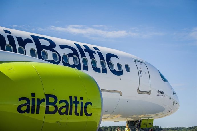 Archivo - Avión de airBaltic