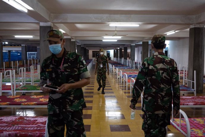 Conversión de un polideportivo en un hospital de campaña por el coronavirus en la capital de Camboya, Nom Pen