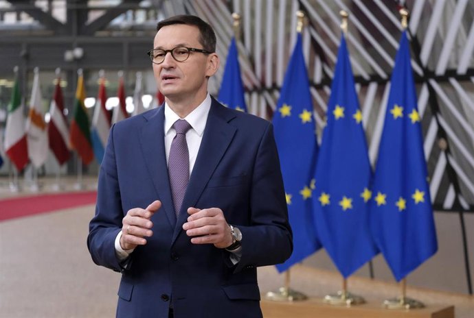 Archivo - Mateusz Morawiecki habla ante la prensa en Bruselas
