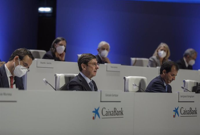 El presidente de Caixabank, José Ignacio Goirigolzarri (centro) durante una reunión de la Junta General de Accionistas de Caixabank