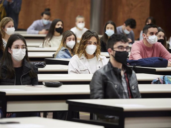 Alumnos escuchan la intervención de la ministra de Asuntos Económicos y Transformación Digital, Nadia Calviño, en un encuentro con estudiantes de la Universidad Pública de Navarra (UPNA), a 17 de mayo de 2021, en el Aula Fernando Remacha del edificio de