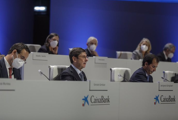 El presidente de Caixabank, José Ignacio Goirigolzarri (centro), y el consejero delegado de la entidad, Gonzalo Gortázar (i), durante una reunión de la Junta General de Accionistas de Caixabank, a 14 de mayo de 2021, en el Palacio de Congresos, Valencia