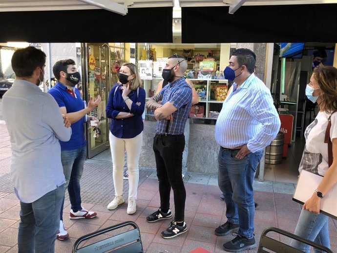 Del Olmo y otros representantes del PP en su visita al barrio de La Rondilla.