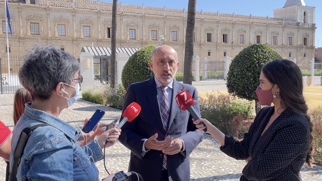 El precandidato a las primarias del PSOE-A Luis Ángel Hierro atiende a los medios ante el Parlamento andaluz