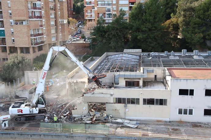 Archivo - Labores de derribo de la antigua lavandería del Hospital Vall d'Hebron de Barcelona, paso previo a la construcción del nuevo edificio de investigación del centro.