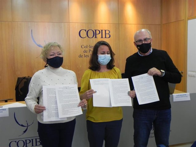 La vicedecana del Copib, María José Martínez Muleiro; la jefa del Servicio de Igualdad del Ayuntamiento de Calvià, Sandra Sedano, y el profesor emérito de la UIB Lluís Ballester.