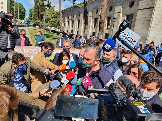 El secretario general de Vox, Javier Ortega Smith-Molina, acude a la concentración ante el Miteco para apoyar la reinvindicación de los regantes de Levante.
