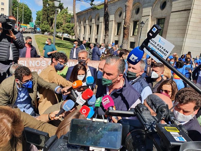 El secretario general de Vox, Javier Ortega Smith-Molina, acude a la concentración ante el Miteco para apoyar la reinvindicación de los regantes de Levante.