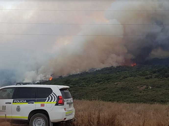 Un coche de la Policía Autonómica en el incendio en ARchidona