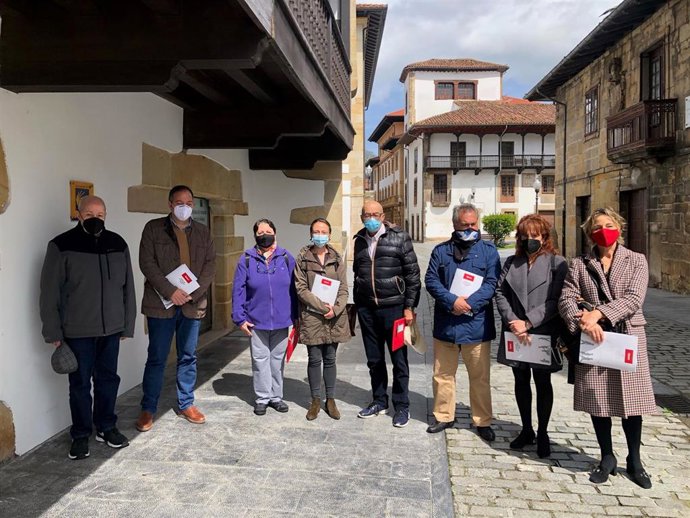 La consejera Melania Álvarez entrega las llaves de inmuebles en Villaviciosa