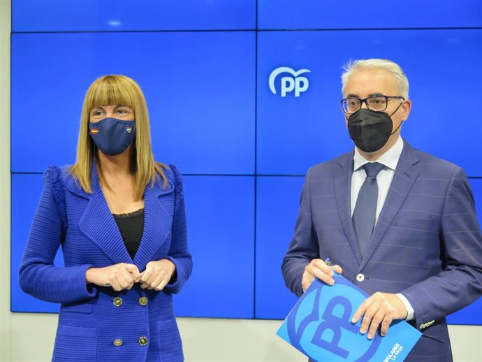 La senadora del PP Ana Lourdes González y el portavoz del PP, Jesus Ángel Garrido
