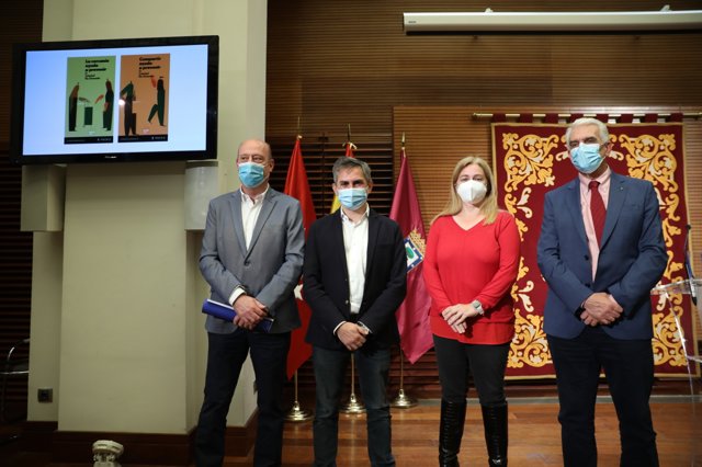 El delegado de Familias, Igualdad y Bienestar Social, Pepe Aniorte, y la delegada de Seguridad y Emergencias, Inmaculada Sanz, durante la presentación de un programa municipal frente a la soledad 