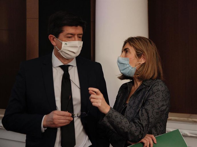 Archivo - El vicepresidente de la Junta, Juan Marín, con la consejera de Empleo, Formación y Trabajo Autónomo, Rocío Blanco antes de comenzar los desayunos informativos de Europa Press Andalucía  con el patrocinio de Fundación Cajasol, Atlantic Copper, 