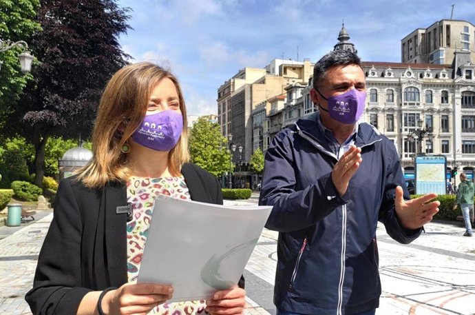 La portavoz de Somos, Ana Taboada, y el diputado de Podemos, Rafael Palacios, atienden a los medios.