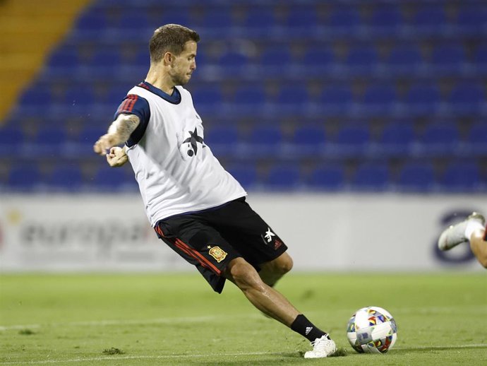 Archivo - Iñigo Martínez entrenando con la selección