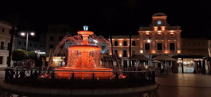 Fachada del Ayuntamiento de Mérida y fuente iluminada de naranja por el Día Nacional de la Epilepsia