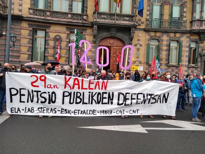 Concentración por las pensiones de ELA, LAB, Steilas, ESK, Etxalde, Hiru, CGT y CNT