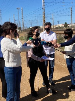 La responsable del Área de Medio Ambiente de Podemos Andalucía, Irene Reyes, en las balsas de fosfoyesos de Huelva.
