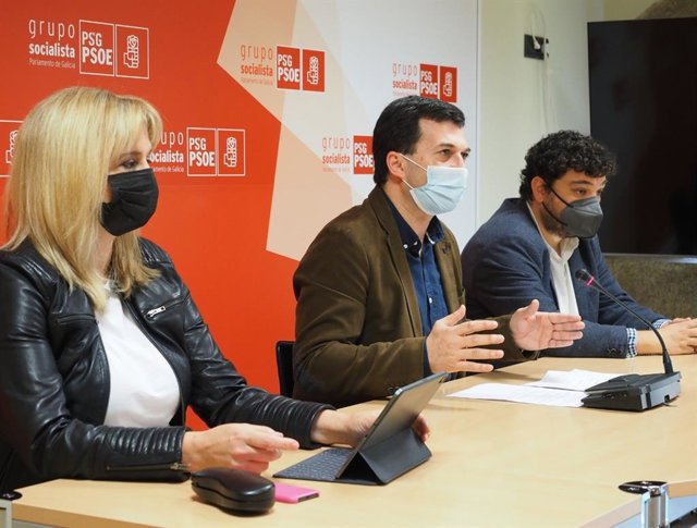 La diputada en el Congreso Ana Prieto; el secretario xeral del PSdeG, Gonzalo Caballero; y el parlamentario autonómico Julio Torrado