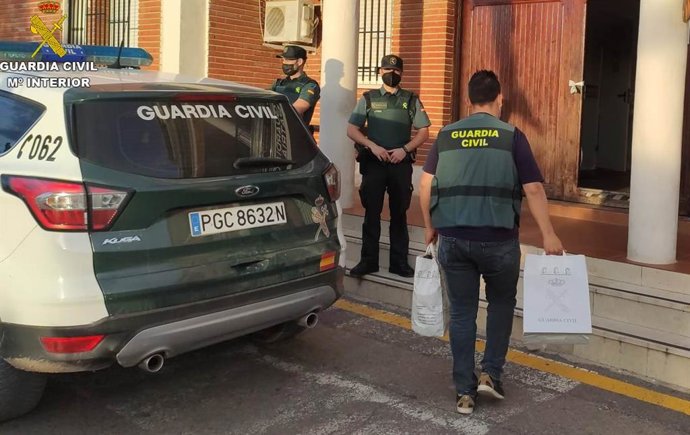 La Guardia Civil con material de la operación