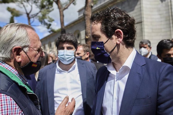 El secretario general del PP, Teodoro García Egea (d), conversa con un hombre durante una manifestación con motivo del recorte de caudal del Trasvase Tajo-Segura en la Plaza San Juan de la Cruz, a 24 de mayo de 2021, en Madrid (España).